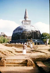 Utsikt över en dagoba (buddhistisk kupol)